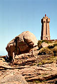 Costa di granito rosa. Il sentiero dei Doganieri. Faro di Ploumanac'h e la roccia chiamata 'gli innamorati'.