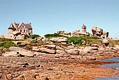 Costa di granito rosa. Il sentiero dei Doganieri. Baia di Porz-Kamor e la Maison du Littoral. 