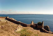 Costa di granito rosa. Riseva delle Sept-Iles. Isola dei Monaci, resti della fortezza. 