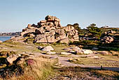 Costa di granito rosa. Il sentiero dei Doganieri. Caratteristica formazione rocciosa. 