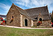 Costa di granito rosa. Tregastel, la cappella di Sant'Anna