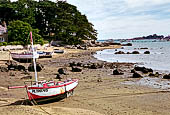 Costa di granito rosa. Tregastel, la lunga spiaggia della baia di Sant'Anna.