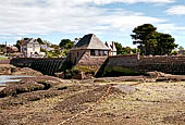 Costa di granito rosa. Ploumanac'h, la diga del Grande Traourier col mulino a marea.