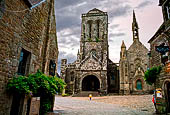 Finistère. Locronan, la Grand Place con la chiesa di St-Ronan. 