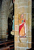 Finistère. Locronan, chiesa di St-Ronan, statua di santo. 