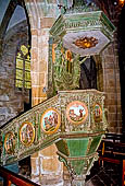 Finistère. Locronan, chiesa di St-Ronan, il pulpito con la storia di Saint-Ronan.