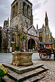 Finistère. Locronan, la Grand Place con la chiesa di St-Ronan. 