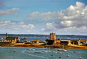 Penisola di Crozon, Finistère. Il porto Camaret-sur-Mer. La penisola di Sillon e la torre di Vauban. 