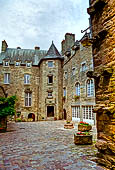 Dinan, Bretagna. Cortile dell'Hotel Beaumanoir (XVI sec) in rue de l'Apport. 