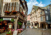 Dinan, Bretagna. Rue de l'Apport. 