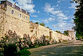 Dinan, Bretagna. La Promenade des Petits Fosss nella parte meridionale della cinta muraria verso il castello.