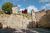 Dinan, Bretagna. La Promenade des Petits Fosss nella parte meridionale della cinta muraria verso Tour de Beafort (XIII sec). 