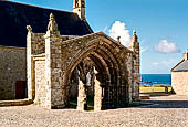 Finistère, La pointe Saint Mathieu. Grandioso portale in stile gotico risalente al XIV secolo. 
