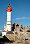 Finistère, La pointe Saint Mathieu. Faro di San Matteo e resti del transetto dell'abbazia (XII sec) 
