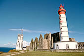 Finistère, La pointe Saint Mathieu. Faro di San Matteo e resti della navata dell'abbazia (XII sec). 