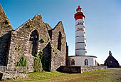 Finistère, La pointe Saint Mathieu. Faro di San Matteo e resti della navata dell'abbazia (XII sec) con le finestre del lato meridionale.