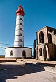 Finistère, La pointe Saint Mathieu. Faro di San Matteo e resti del transetto dell'abbazia (XII sec) 