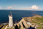 Finistère. La Punta di San Matteo vista dall'alto del faro, si notano i resti dell'abbazia e il semaforo. 