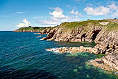 Finistère, Plougonvelin. La costa sulla rada di Brest vista dal Forte Bertheaume.
