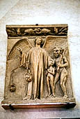 Mont Saint Michel, 'La pesa delle Anime' nella Cappellania dell'abbazia, riproduzione di un altorilievo della Cattedrale di Saint Etienne a Cher Bourges. 