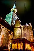 Mont Saint Michel, Vista notturna del transetto e torretta sud della chiesa abbaziale dalla piattaforma Saut-Gautier.