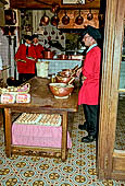 Mont Saint Michel, Lo chef prepara le omelette tradizionale miscela in ciotole di rame, nel ristorante La Mre Poulard.