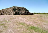 Cairn , cumulo, di Barnenez (Morlaix). Vista del lato rivolto a Est. 