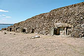 Cairn , cumulo, di Barnenez (Morlaix). Vista del lato a meridione, si notano gli ingressi delle varie sepolture. 