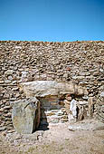 Cairn , cumulo, di Barnenez (Morlaix). Vista del lato a meridione, dettaglio dell'ingresso di una delle sepolture.