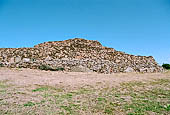 Cairn , cumulo, di Barnenez (Morlaix). Vista del lato a Ovest