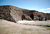 Cairn , cumulo, di Barnenez (Morlaix). Vista del lato a settentrione, la zona utilizzata come cava di pietre ha esposto alcune delle camere di sepoltura. Tracce sul terreno indicano la forma originaria del cairn. 