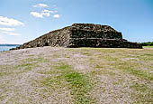 Cairn , cumulo, di Barnenez (Morlaix). Vista del lato rivolto a Est. 