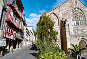 Morlaix, Place des Jacobins con l'antica chiesa e convento del 1200. 