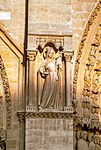 Parigi - Cattedrale di Notre Dame. Allegoria della chiesa sulla facciata orientale. 