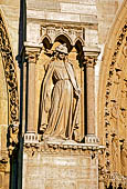Parigi - Cattedrale di Notre Dame. Allegoria della Sinagoga sulla facciata orientale. 