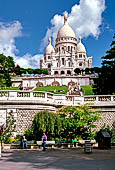 Parigi, Montmartre. Da Place Saint Pierre parte la lunga scalinata che sale alla Basilica del Sacro Cuore (XIX sec).