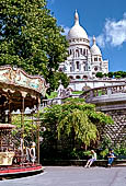 Parigi, Montmartre. Carrousel de Saint Pierre alla base della lunga scalinata che sale alla Basilica del Sacro Cuore (XIX sec). 