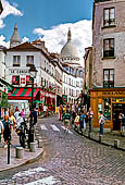 Parigi, Montmartre, rue du Norvins nei pressi della cattedrale del Sacro Cuore. 
