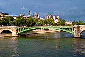 Parigi, ponte di Notre Dame, sullo sfondo le cupole dell'Hotel de Ville. 