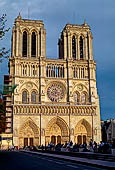 Parigi - Cattedrale di Notre Dame. La facciata al tramonto. 
