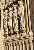 Parigi - Cattedrale di Notre Dame. Il portale di Sant'Anna, dettaglio dei santi del lato destro.