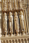 Parigi - Cattedrale di Notre Dame. Il portale di Sant'Anna, dettaglio dei santi del lato destro.