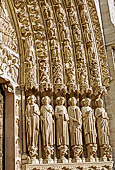 Parigi - Cattedrale di Notre Dame. Il portale del Giudizio Universale, dettaglio delle statue degli apostoli del lato destro.. 