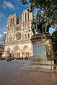 Parigi - Cattedrale di Notre Dame, col monumento a Carlo Magno.