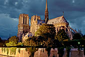Parigi - Cattedrale di Notre Dame, dal Quai de Montebello.