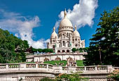 Parigi, Montmartre. Da Place Saint Pierre parte la lunga scalinata che sale alla Basilica del Sacro Cuore (XIX sec).