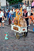 Parigi, Montmartre, musicista sul Parvis du Sacr Couer si esibisce tra i turisti.