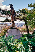 Parigi, Montmartre. Statua del Chevalier de la Barre nella piccola piazza Nadar ai piedi della basilica del Sacro Cuore. 