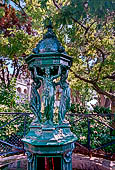 Parigi, Montmartre. Caratteristica fontana di Wallace uno dei simboli di Parigi nella piccola piazza Nadar ai piedi della basilica del Sacro Cuore.