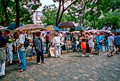 Parigi, Montmartre. Place du Tetre affollata di turisti.